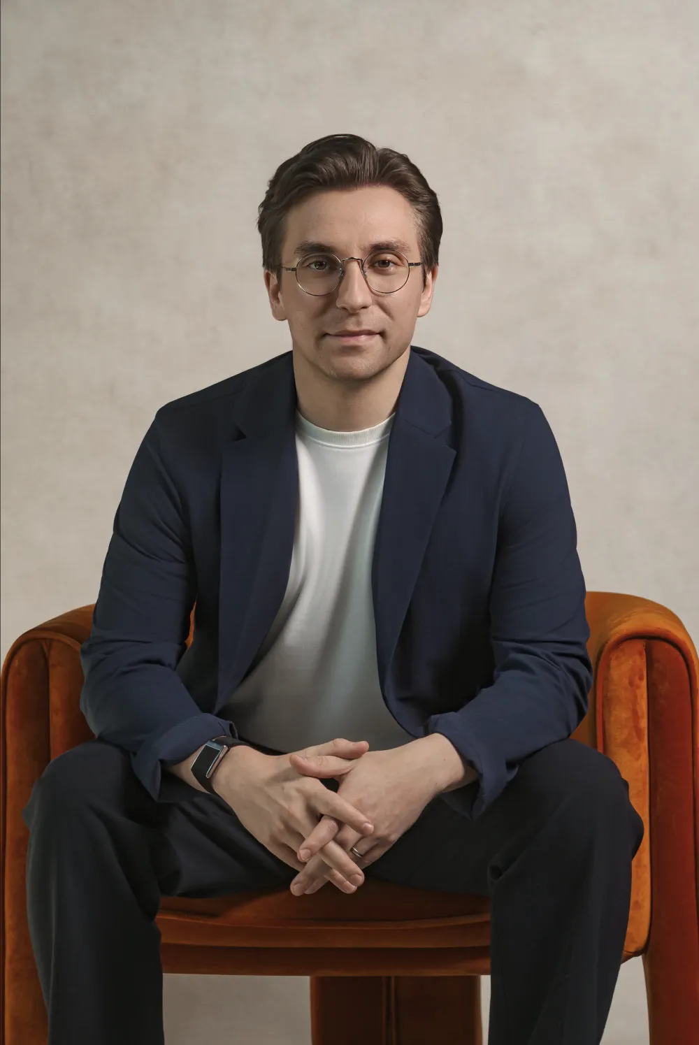 Philipp Hölke, seated studio portrait.